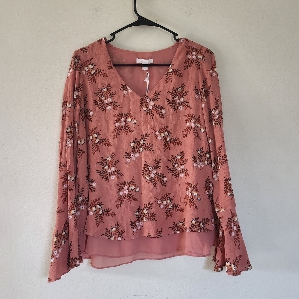 LC Lauren Conrad V-neck floral print Bell sleeves blouse size small NWT
